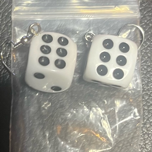 15 FUN AND UNIQUE SETS OF RETRO HANGING EARRINGS. - Picture 8 of 15